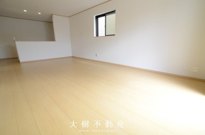 【居間・リビング】 | 綾瀬市深谷中1丁目　新築戸建て　全3棟【仲介手数料無料】 | 宅地建物取引士による不動産のご説明・現地のご案内、住宅金融普及協会住宅ローンアドバイザーが住宅ローンのアドバイスから融資実行までのお手伝いをしっかりサポートします♪