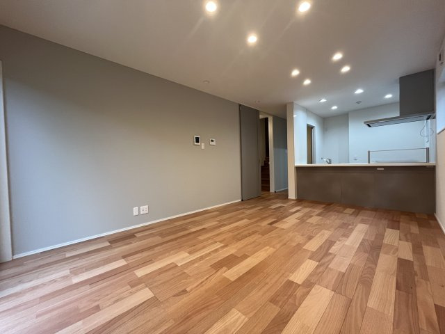 仲介手数料不要！東根市神町東三丁目B棟の居間・リビング|ゆったりとしたリビングです