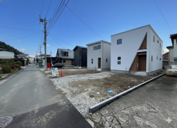 仲介手数料不要！東根市神町東三丁目C棟の前面道路含む現地写真|駐車場部分は砕石を敷いてきれいになる予定です。