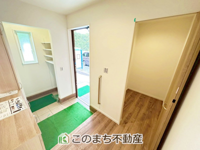 【玄関】 | ワイウッドコート宇都宮市兵庫塚第1期　2号棟 | 玄関にはシューズボックスはもちろん、大きな荷物も収納出来るシューズクローク、さらに約1.5帖の納戸もございますので収納力◎です♪
