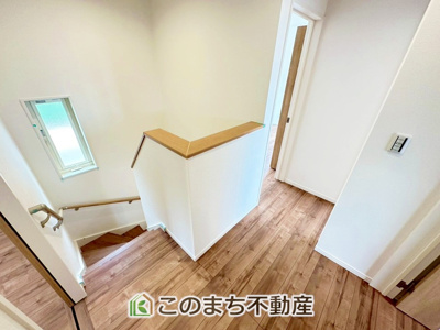 【内装】 | ワイウッドコート宇都宮市兵庫塚第1期　2号棟 | 手すり付きで小さなお子様にも安心の階段スペースです☆
