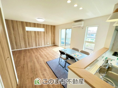 【居間・リビング】 | ワイウッドコート宇都宮市兵庫塚第1期　2号棟 | 南側から暖かな日差しが差し込みます♪キッチンからリビングの様子がよく見渡せます☆
