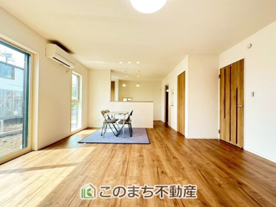 【居間・リビング】 | ワイウッドコート宇都宮市兵庫塚第1期　2号棟 | 時間のゆとりと空間、暖かな陽光がもたらす光と風を独占してください。新しい暮らしが始まります。
