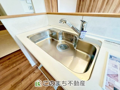【設備】 | ワイウッドコート宇都宮市兵庫塚第1期　2号棟 | ビルトイン型浄水器を内蔵したキッチン水栓。お米を研いだり、野菜を洗ったりするときなど用途に応じてワンタッチで浄水に切り替えが可能です。カートリッジ式なので、フィルターを簡単に交換する事が出来ます。
