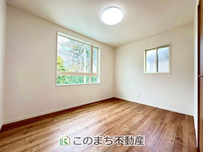 【洋室】 | ワイウッドコート宇都宮市兵庫塚第1期　2号棟 | 採光も確保されたお部屋です。大きいベッドを置いても余裕のあるゆとり空間。
