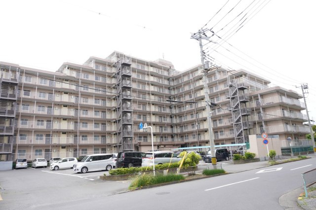 北越谷スカイハイツ1号棟の外観