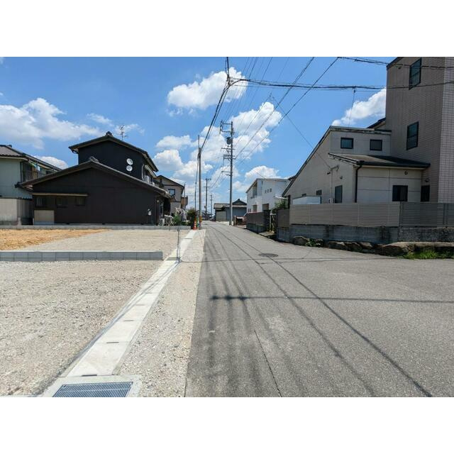 愛知県半田市亀崎月見町 売土地【全3区画】の前面道路含む現地写真