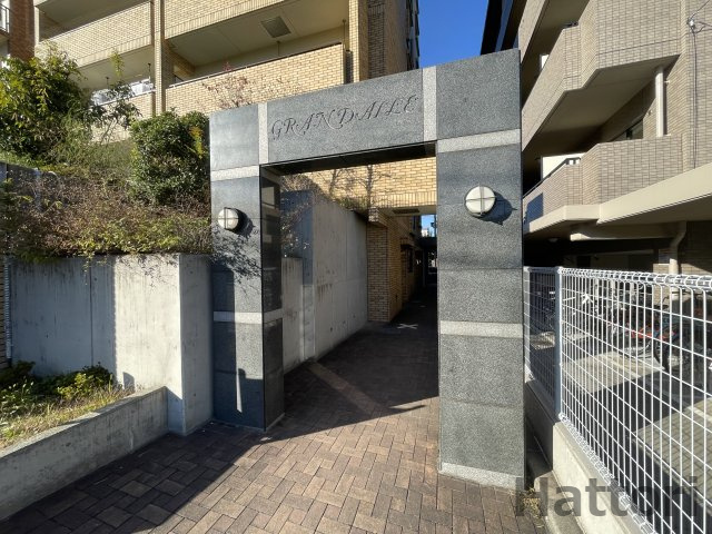 吹田市佐井寺３丁目の賃貸マンションのエントランス