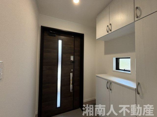 茅ヶ崎市松が丘１丁目新築戸建ての玄関|きれいな玄関です