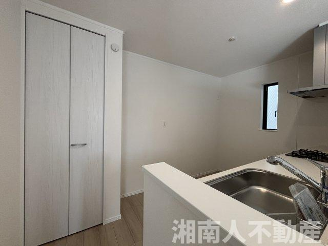 茅ヶ崎市松が丘１丁目新築戸建てのキッチン|コンパクトなキッチンで掃除もラクラク