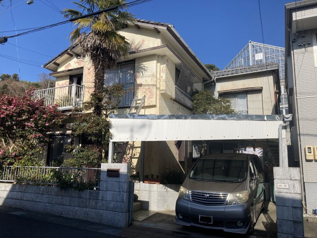 売中古戸建　静岡市清水区迎山町の駐車場|車庫は屋根付きです。