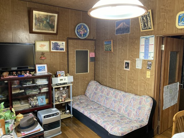 売中古戸建　静岡市清水区迎山町の居間・リビング|玄関から近いので御客様が訪ねてきてもすぐに対応できます。