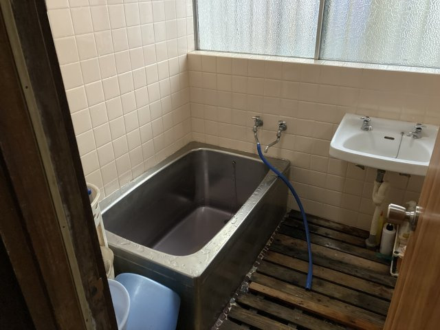 売中古戸建　静岡市清水区迎山町の浴室|浴室には窓が付いておりますので換気も問題ありません。