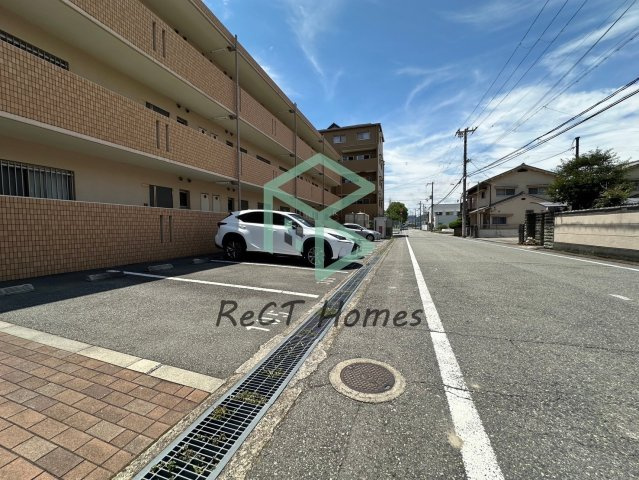 姫路市栗山町の賃貸マンションの駐車場