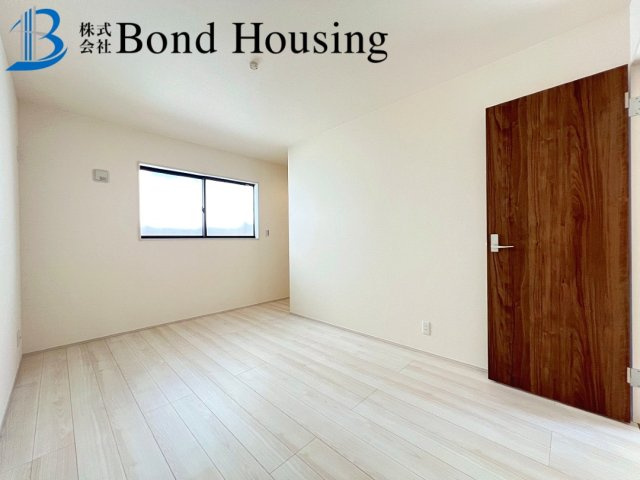 LDKは広々18帖・照明器具付き　垂水区名谷町の洋室