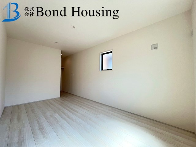 LDKは広々18帖・照明器具付き　垂水区名谷町の洋室