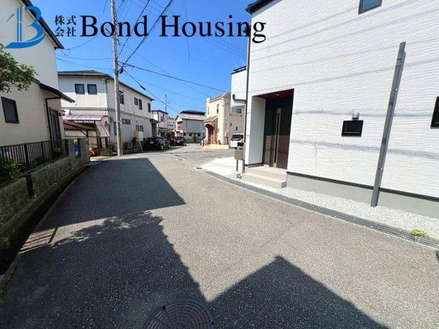 LDKは広々18帖・照明器具付き　垂水区名谷町の前面道路含む現地写真