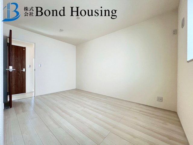 LDKは広々18帖・照明器具付き　垂水区名谷町の洋室