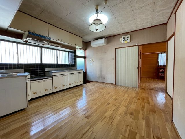 大明丘1丁目　中古戸建てのキッチン|ダイニングテーブルも置けるゆとりのある広さです。