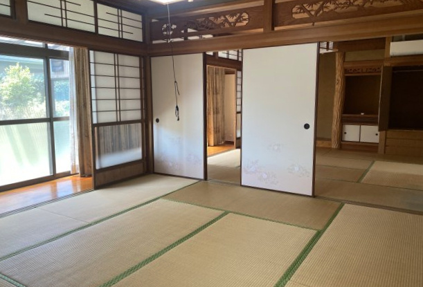 大明丘1丁目　中古戸建ての居間・リビング|欄間（らんま）のある和室です。