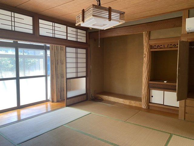 大明丘1丁目　中古戸建ての和室|床の間のある明るい和室です。