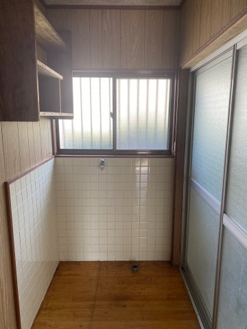 大明丘1丁目　中古戸建ての洗面所|洗濯機置き場です。