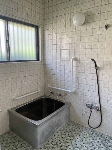 大明丘1丁目　中古戸建ての浴室|窓もあり風通しも良い浴室です。