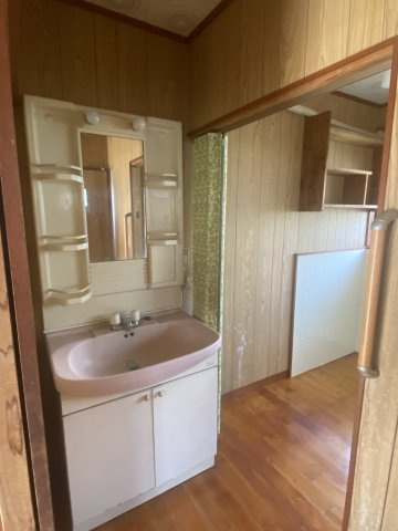 大明丘1丁目　中古戸建ての洗面所|独立洗面台です。