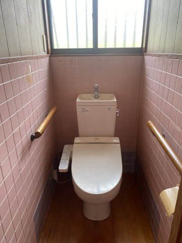 大明丘1丁目　中古戸建てのトイレ|温水洗浄便座トイレです。