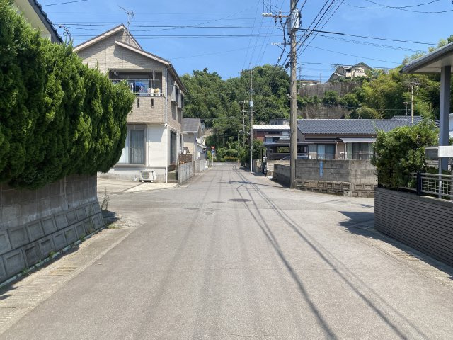 大明丘1丁目　中古戸建ての前面道路含む現地写真|閑静な住宅街の一画。角地。