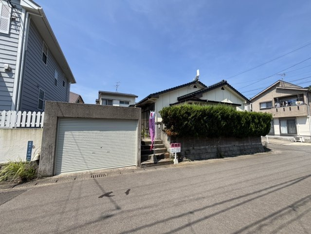 大明丘1丁目　中古戸建ての前面道路含む現地写真|駐車1台可。