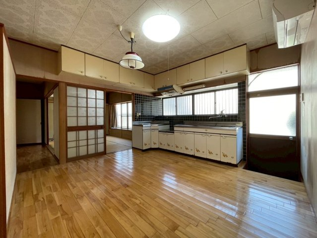 大明丘1丁目　中古戸建てのキッチン|広々としたキッチンです。