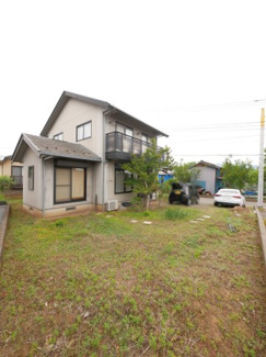 【外観】 | 広々としたお庭付きの一戸建て　大通りから離れた静かな住環境です。