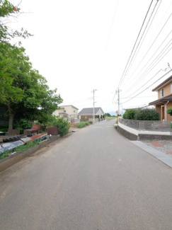 【前面道路含む現地写真】 | 前面道路幅員約5.5ｍ　交通量も少なく車庫入れも楽々です。