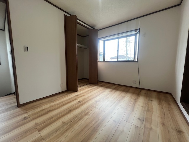 【寝室】 | 藤沢市下土棚　戸建て | 広くて明るい寝室