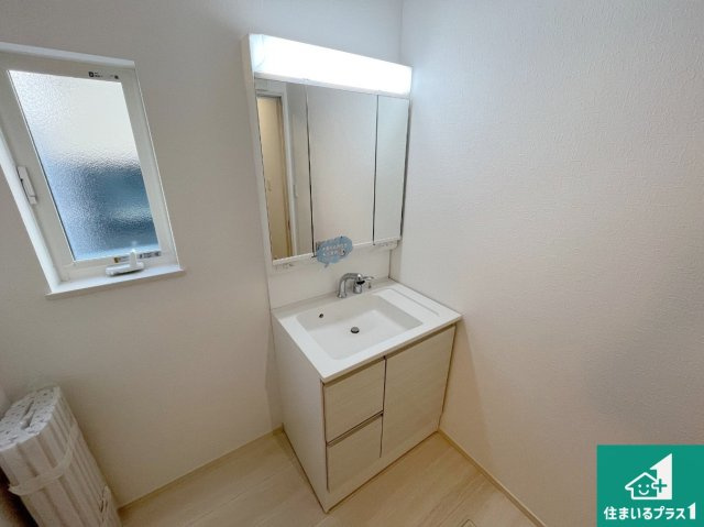 神戸市西区狩場台　第26期　新築一戸建ての独立洗面台|清潔感のある洗面台です。フラットな鏡は掃除がしやすく毎日清潔！鏡裏には収納があるのでスッキリとした洗面台が保てます。