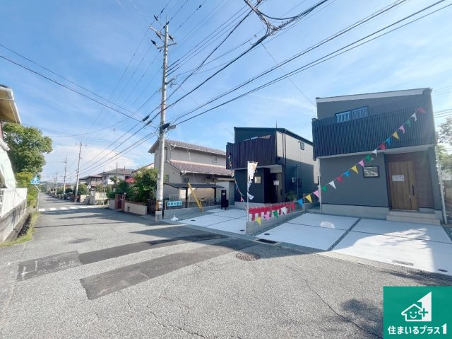 神戸市西区狩場台　第26期　新築一戸建ての前面道路含む現地写真|周辺は閑静な住宅街！前面道路広々で車の出し入れも便利です。駐車が苦手な方でも安心して車庫入れできます！