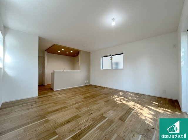 神戸市西区狩場台　第26期　新築一戸建ての居間・リビング|日当たり良好の明るいリビングで朝の目覚めもスッキリできそう！対面キッチンでご家族のコミュニケーションも自然と増える設計！小さなお子様が遊ぶスペースを作っても広々とくつろげるLDK！