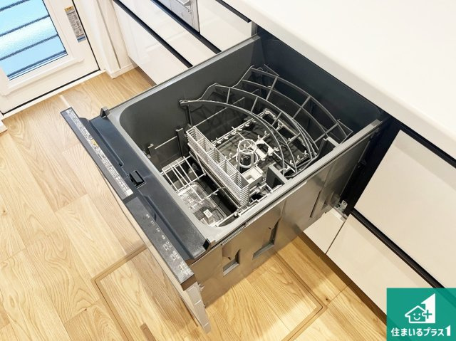 神戸市西区狩場台　第26期　新築一戸建ての設備|食事後の一仕事、食器洗いをボタン一つでお任せできちゃいます！場所を取らないビルトイン式なので、お料理スペースもしっかり確保！