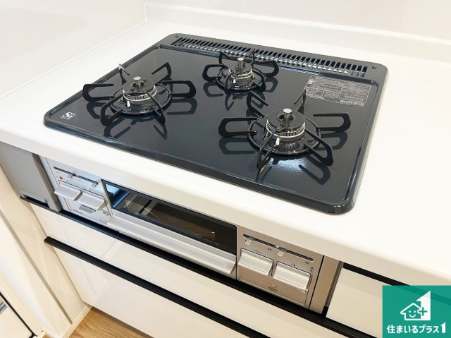 神戸市西区狩場台　第26期　新築一戸建ての設備|ダブル高火力Ｓｉセンサー付きコンロ！３口あるので、まとめて料理をする時も大活躍！
