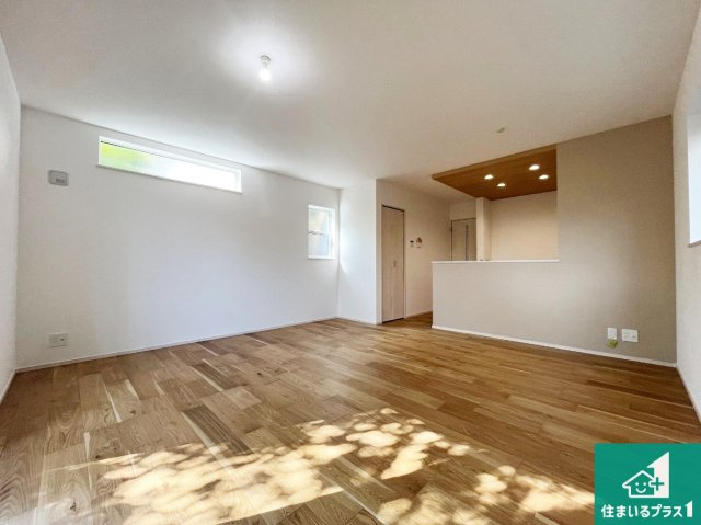 神戸市西区狩場台　第26期　新築一戸建ての居間・リビング|シンプルなリビングは、観葉植物等のインテリアを楽しめますね！パパ好みにも、ママ好みにも家具次第で雰囲気を変えることができます！