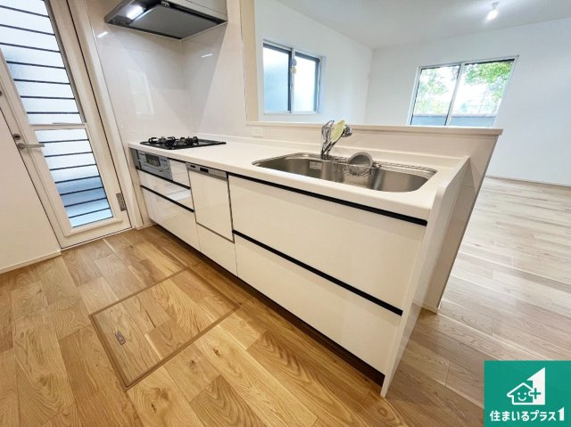 神戸市西区狩場台　第26期　新築一戸建てのキッチン|リビングと統一感があり、使い勝手のいいキッチン。広々としているので、二人並んで作業が出来ちゃいます。お子様と一緒に色々なお料理に挑戦できるスペースがあります。