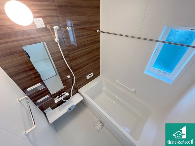 神戸市西区狩場台　第26期　新築一戸建ての浴室|足をゆったり伸ばして寛げる浴槽です。窓が設けられていますので差し込む光が明るく穏やかな雰囲気にしてくれます♪浴室乾燥機も設置しているので、雨の日の洗濯物も安心です♪