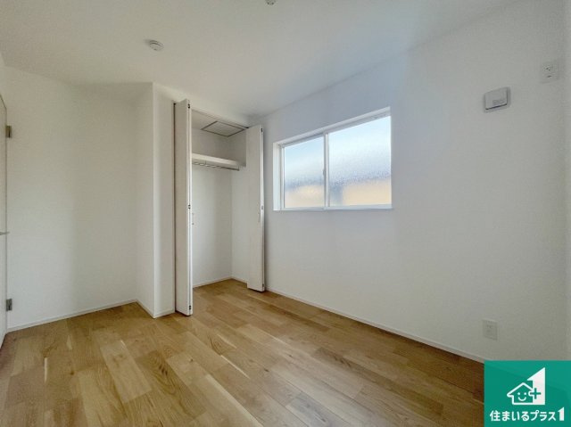 神戸市西区狩場台　第26期　新築一戸建ての洋室|寝室は心地よい眠りについてもらいたくて、シンプルかつ開放的な空間な設計にしています！大きな窓から差し込む日が心地いいです♪