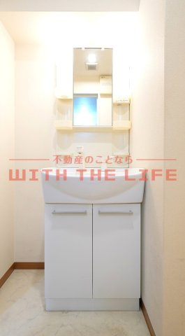 【10,000円キャッシュバック対象物件】の独立洗面台|独立洗面台、小物を置くことができて便利です