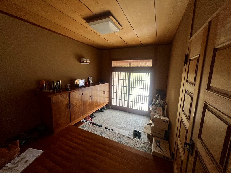 南部町阿賀中古戸建　母屋の玄関|広々とした玄関となっております。