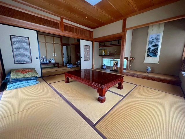 南部町阿賀中古戸建　母屋の居間・リビング|和室8畳です。