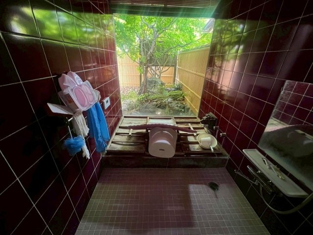 南部町阿賀中古戸建　母屋の浴室|お風呂内から見れる坪庭が心を落ち着かせてくれそうですね♪