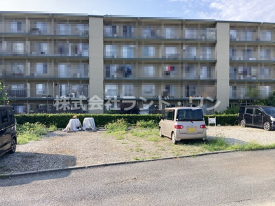 【外観】 | 狭山市青柳 | 後方の建物は[新狭山ハイツ 26号棟]です