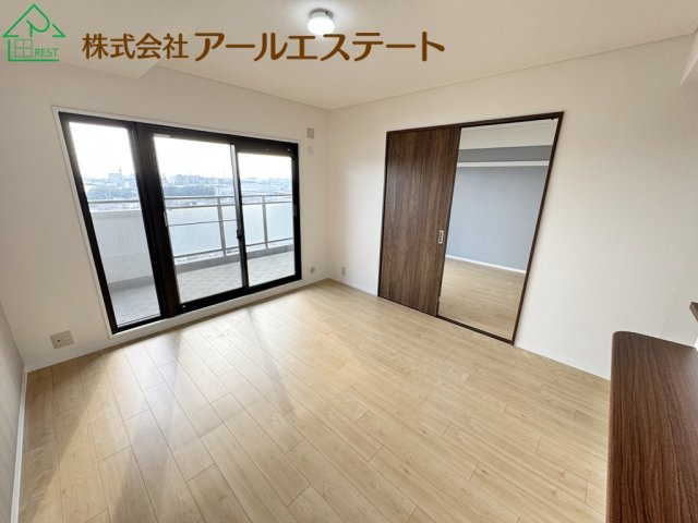 ネオハイツ姫路アメティ228　山陽電鉄「西飾磨駅」徒歩15分の居間・リビング